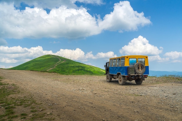 Reis naar de top van de berg met een oude bus Zomertoerisme en trektochten naar de bergen