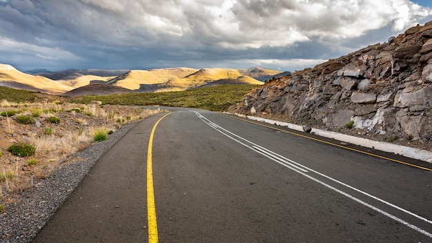 Reis naar lesotho goed onderhouden weg en dreigende storm over de bergen