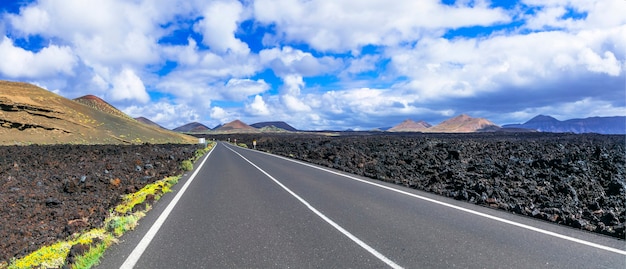 Reis op de eilandweg van Lanzarote door de vulkanische woestijn van de Canarische eilanden van Spanje