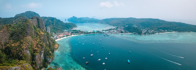 Reis per longtailboot op de Phi Phi-eilanden