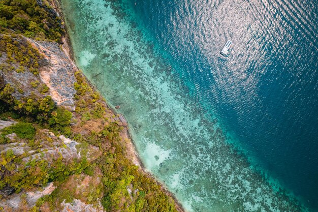 Reis per longtailboot op de Phi Phi-eilanden