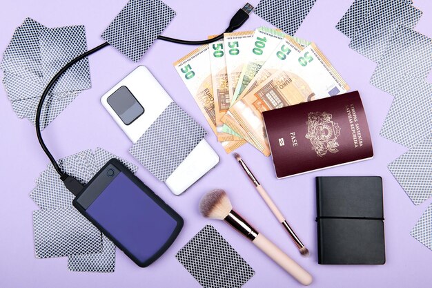 Reis plat met externe harde schijfsmartphone50 eurobankbiljettenpaspoort en make-upborstels