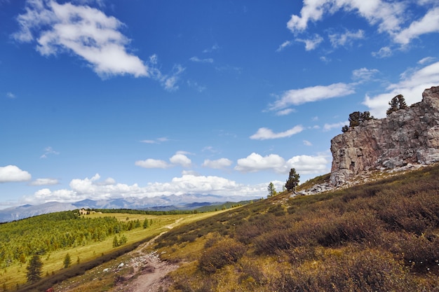 Reis te voet door de bergdalen