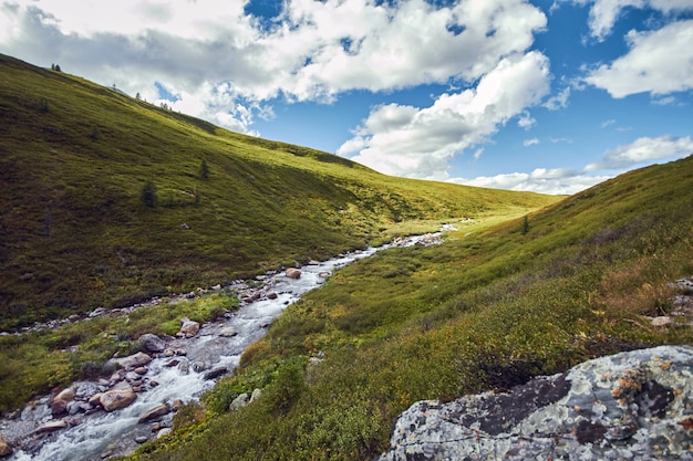 Reis te voet door de bergdalen