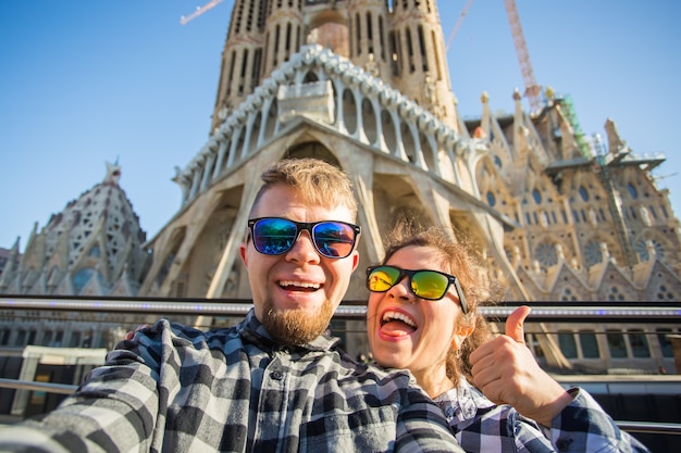 Foto reis-, vakantie- en mensenconcept - gelukkig paar dat selfiefoto neemt in barcelona.