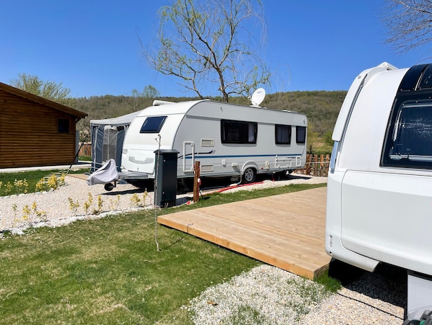 Reisaanhanger met houten terras op een caravancamping. riva, istanbul, turkije - 04 april 2022.