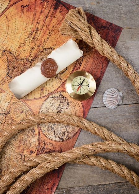 Reisartikelen op houten tafel Zomertijd zee vakantie achtergrond