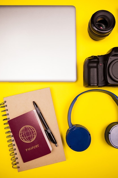 Reisblogger kit op gele achtergrond. flatlay bovenaanzicht