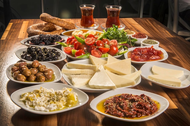 Reisconcept: opstelling met traditioneel Turks ontbijt