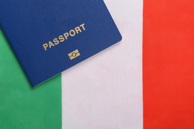 Reisconcept. Paspoort tegen de achtergrond van de vlag van Italië