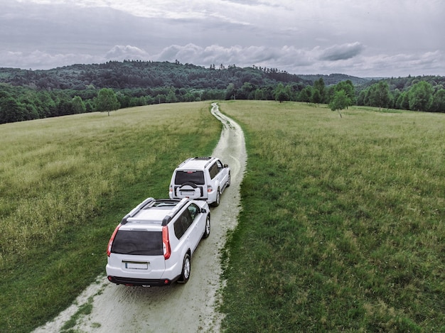 Reisconcept twee suv-auto's rijden op trail-avontuurtijd