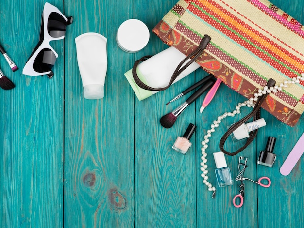Foto reisconcept zomer dames set met strozak zonnebril cosmetica make-up en essentials