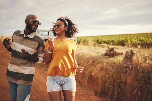 Reisdans en zwart stel in Mexico, plezier, lachen en verbondenheid in de natuur samen Vrijheid, liefde en roadtrip-avontuur met zwarte vrouw en man die dansen en hun reis vieren