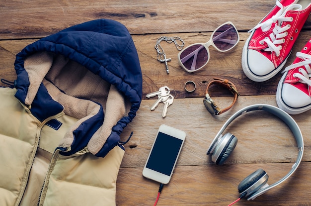 Foto reiskledingaccessoires op houten vloer voor de reis