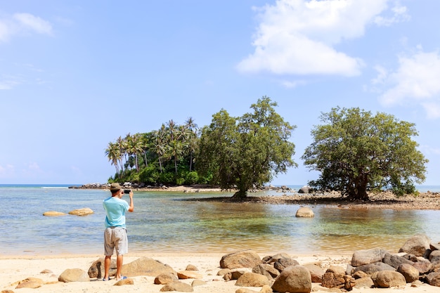 Reismens status neemt een foto met smartphone