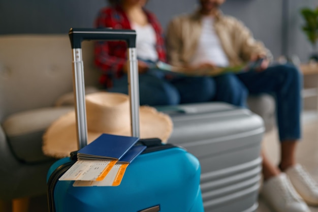 Foto reisticket en bagage voorbereid op reis