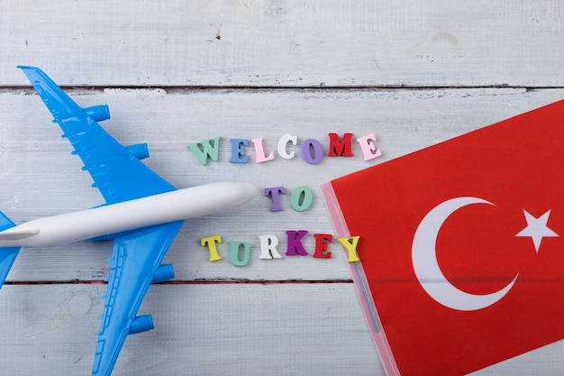 Reistijd kleurrijke houten letters met tekst Welkom bij de vlag van Turkije van het paspoort van het vliegtuigmodel van Turkije