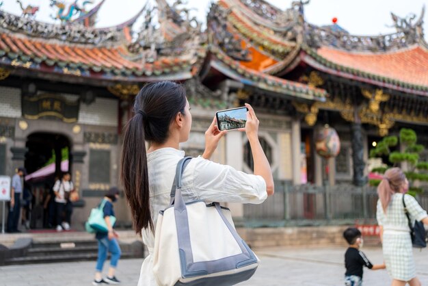 Foto reisvrouw bezoekt de longshan-tempel in taipei