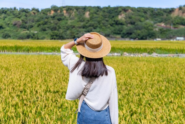 Reisvrouw bezoekt het rijstveld op het platteland