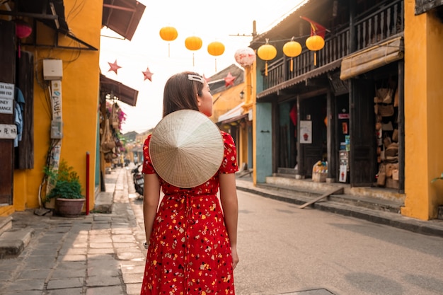 Reisvrouw bij straten van hoi an, vietnam