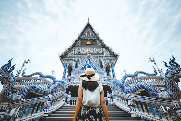 Reisvrouw en Thaise tempel