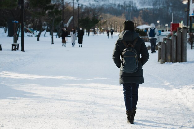 Reisvrouw in wintertijd