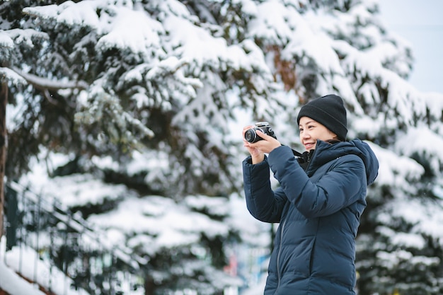 Reisvrouw in wintertijd