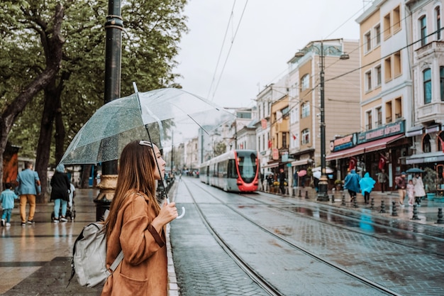 Reisvrouw Rode tram op overvolle Sultanahmet, Istanbul