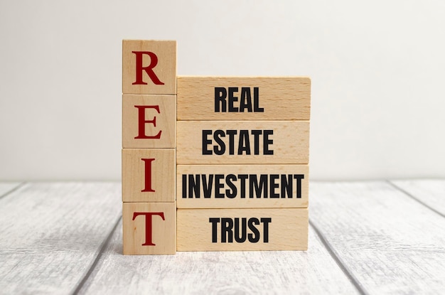 REIT Real Estate Investment Trust afkorting op houten blokken