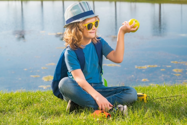 Reizen en avontuur concept Kleine jongen toeristische ontdekkingsreiziger met verrekijker op natuur Ontdekking verkennen en onderwijs