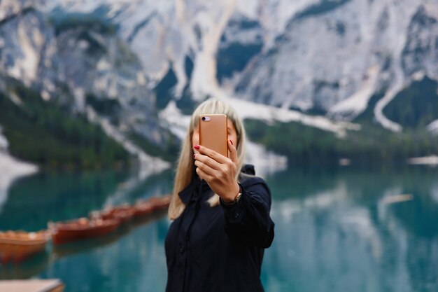 Reizen en avontuur. De reiswandelaar maakt foto van mooi landschap op smartphone