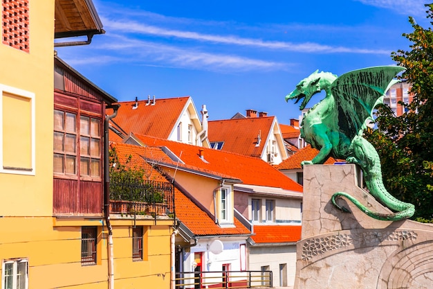 Reizen en bezienswaardigheden van Slovenië Ljubljana met beroemde Drakenbrug en kleurrijke huizen