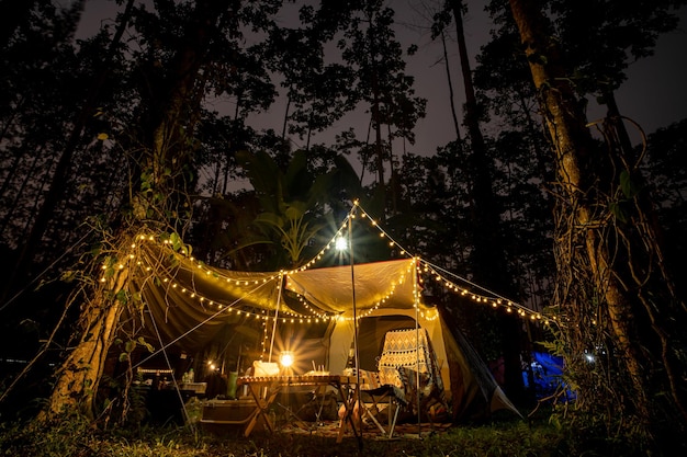 Reizen en kamperen met tent in natuurpark. Outdoor activiteit en reis levensstijl op vakantie.