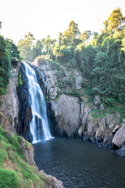 Reizen Heaw narok waterval