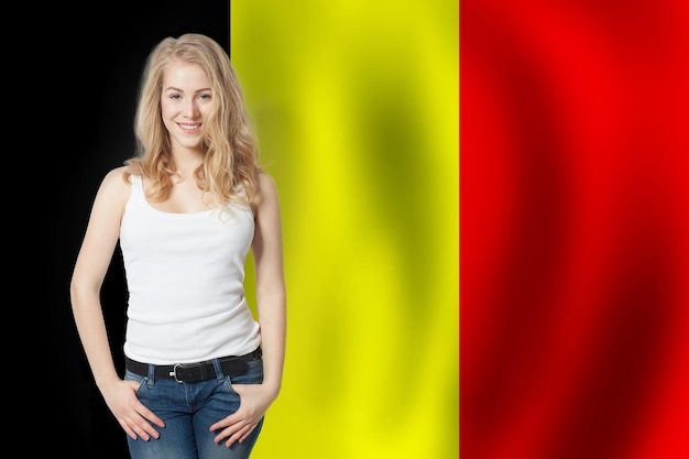 Reizen in België concept Pretty blonde meisje tegen de Belgische vlag