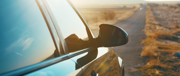 Reizen met de auto op een lange weg