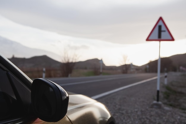 Reizen met de auto over een lange weg