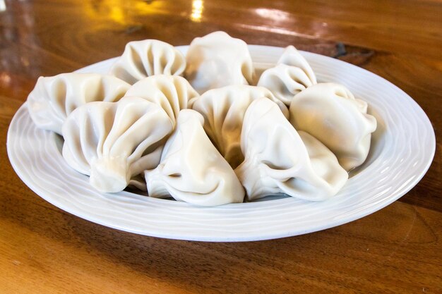 reizen naar Georgië veel gekookte Khinkali Georgische dumpling op een bord op een houten tafel in een lokaal café in de stad Batumi