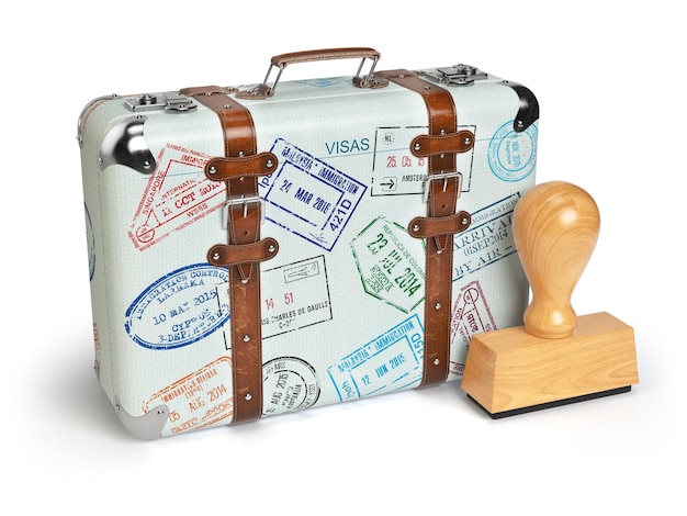 Reizen of toerisme concept Oude koffer met visumzegels geïsoleerd op wit