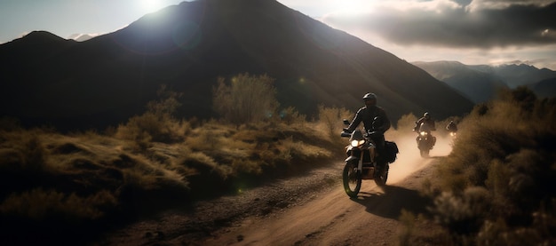Reizen op een tourenduro motorfiets langs een bergweg in de zomer met tasjes en een rugzak