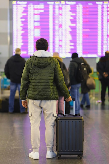 Foto reizen per vliegtuig man passagier in de vertrekterminal van de luchthaven