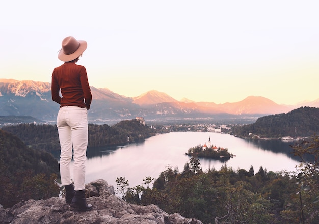 Reizen Slovenië Europa Jonge vrouw kijkt naar het meer van Bled met het eilandkasteel en de Alpenberg