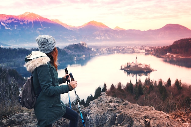 Reizen Slovenië Europa Vrouw op zoek op het meer van Bled met eilandkasteel en Alpenberg