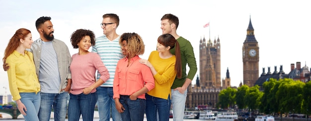 reizen, toerisme, diversiteit, etniciteit en mensenconcept - internationale groep gelukkige glimlachende mannen en vrouwen over de stadsachtergrond van Londen