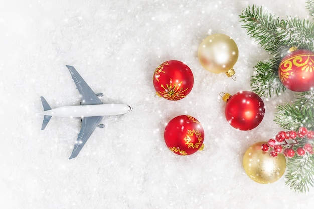 Reizen voor Kerstmis. Vliegtuig met kerstdecor. Selectieve focus.Vakantie