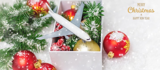 Reizen voor Kerstmis. Vliegtuig met kerstdecor. Selectieve focus.Vakantie