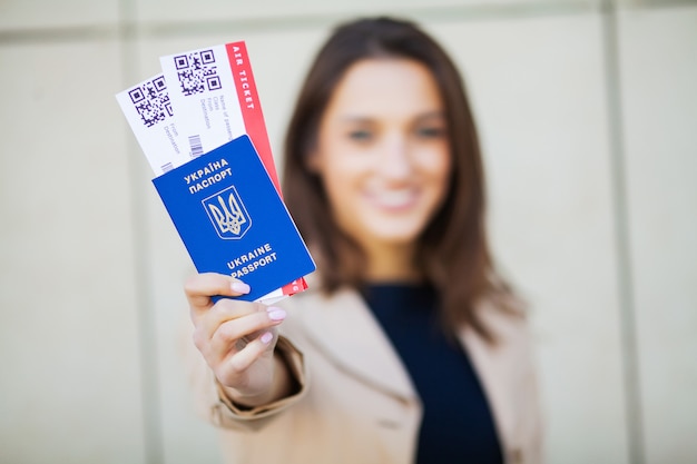 Reizen, vrouw met twee vliegtickets in het buitenland paspoort in de buurt van de luchthaven