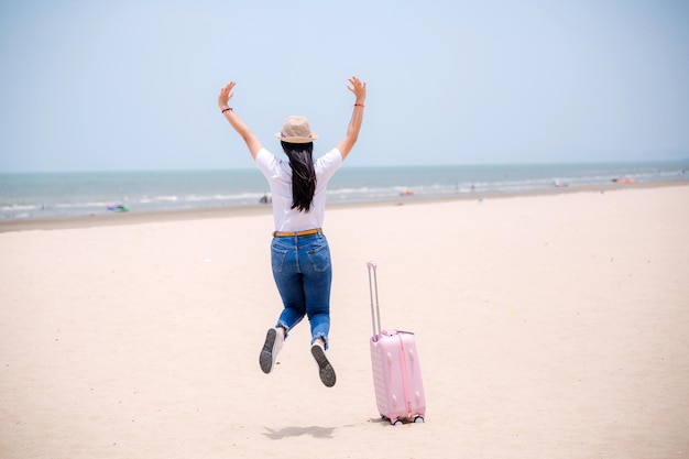 Reizend mensenconcept Jonge gelukkige Aziatische gril op het strand