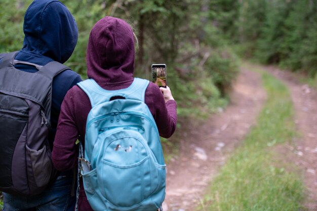 Reizend paar dat foto van boslandschap met smartphone neemt