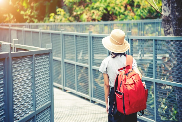 Reizende backpacker lopen op Canopy loopbrug bij Queen Sirikit Botanic Garden Chiangmai, Thailand